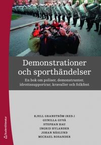 Demonstrationer och sporthändelser : en bok om poliser, demonstranter, idrottsupportrar, kravaller och folkfest; Johan Näslund, Gunilla Guvå, Ingrid Hylander, Stephan Hau, Michael Rosander; 2010
