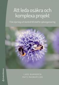 Att leda osäkra och komplexa projekt : från styrning och kontroll till stöd för självorganisering; Lars Marmgren, Mats Ragnarsson; 2014